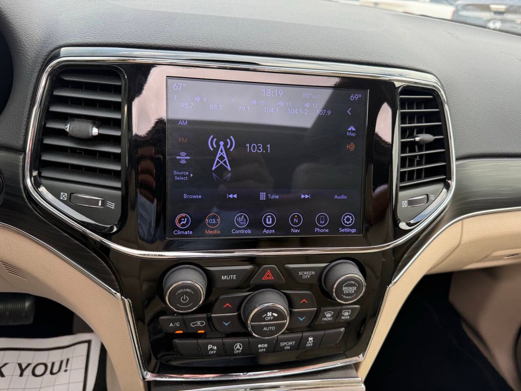 Jeep Grand Cherokee Vehicle Full-screen Gallery Image 24