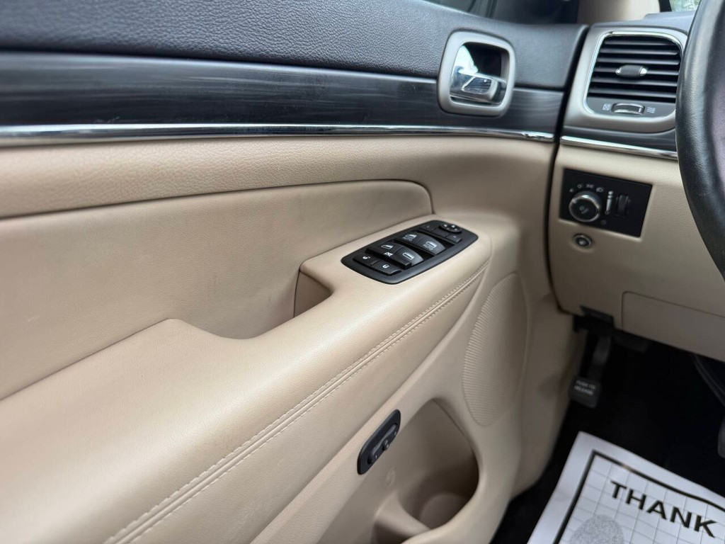 Jeep Grand Cherokee Vehicle Full-screen Gallery Image 30