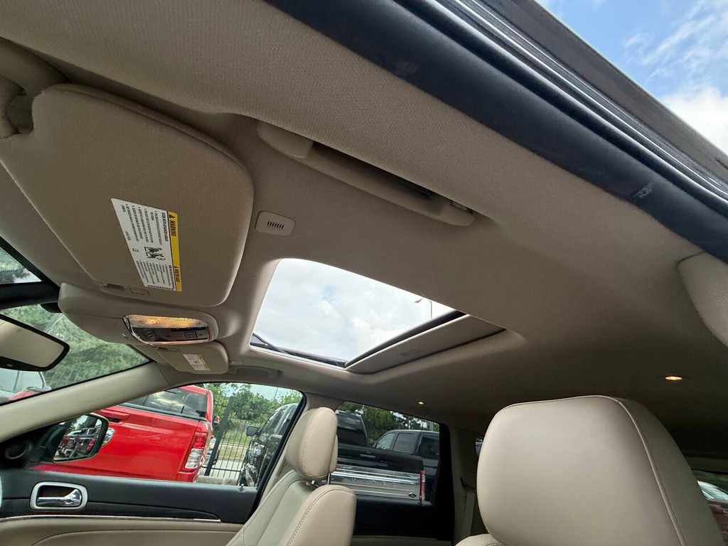 Jeep Grand Cherokee Vehicle Full-screen Gallery Image 31