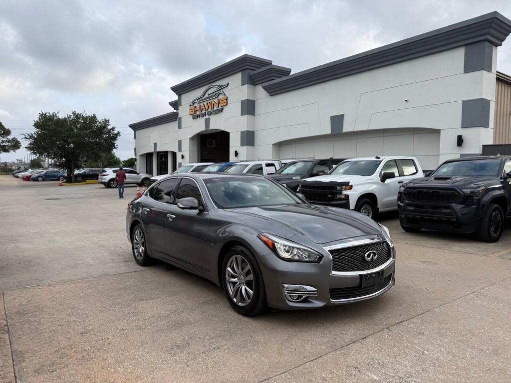INFINITI Q70 Vehicle Full-screen Gallery Image 02