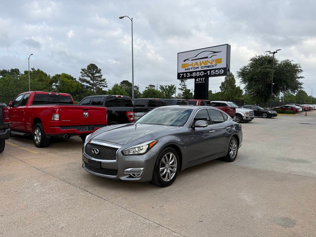 INFINITI Q70 Vehicle Full-screen Gallery Image 03