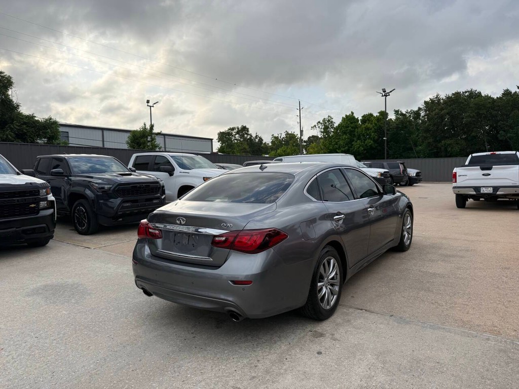 INFINITI Q70 Vehicle Full-screen Gallery Image 05