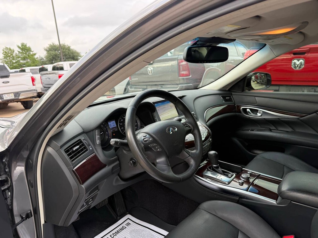 INFINITI Q70 Vehicle Full-screen Gallery Image 06