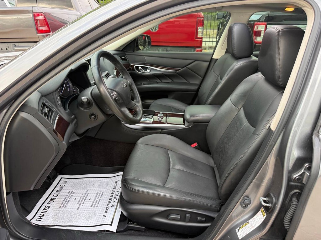 INFINITI Q70 Vehicle Full-screen Gallery Image 07