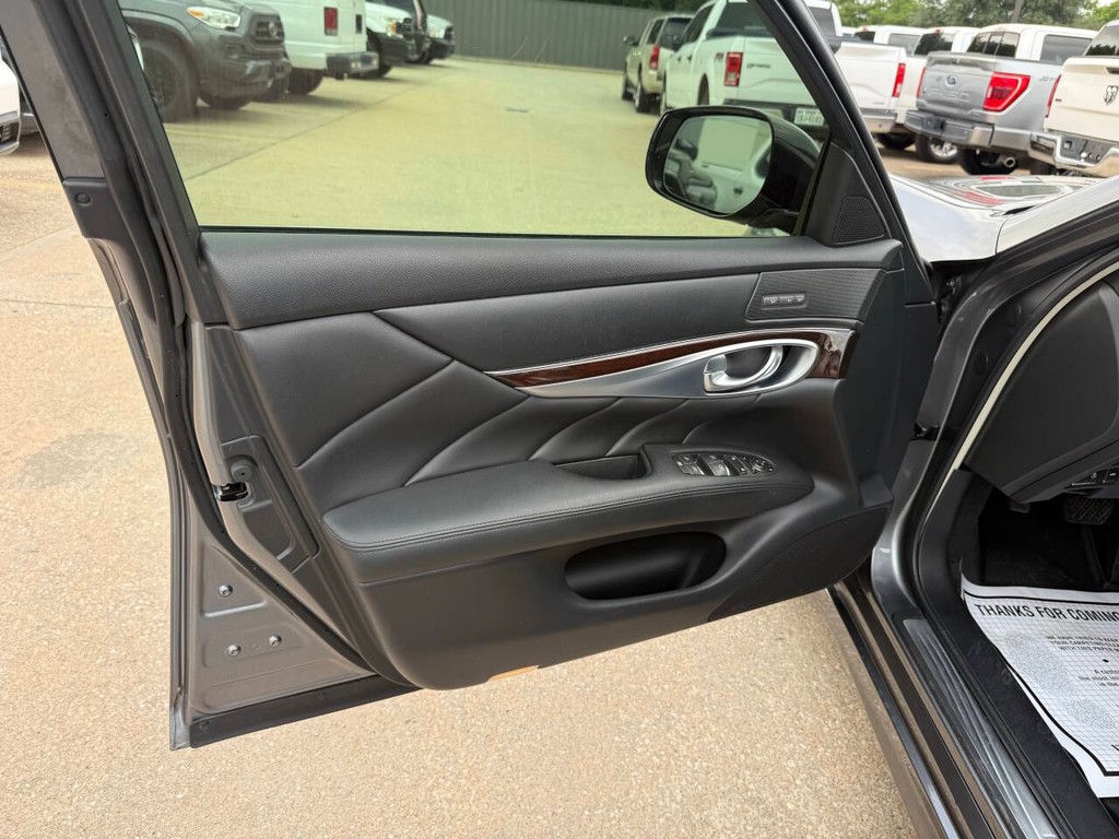 INFINITI Q70 Vehicle Full-screen Gallery Image 08