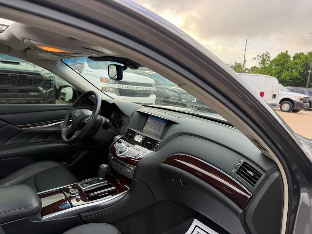 INFINITI Q70 Vehicle Full-screen Gallery Image 09