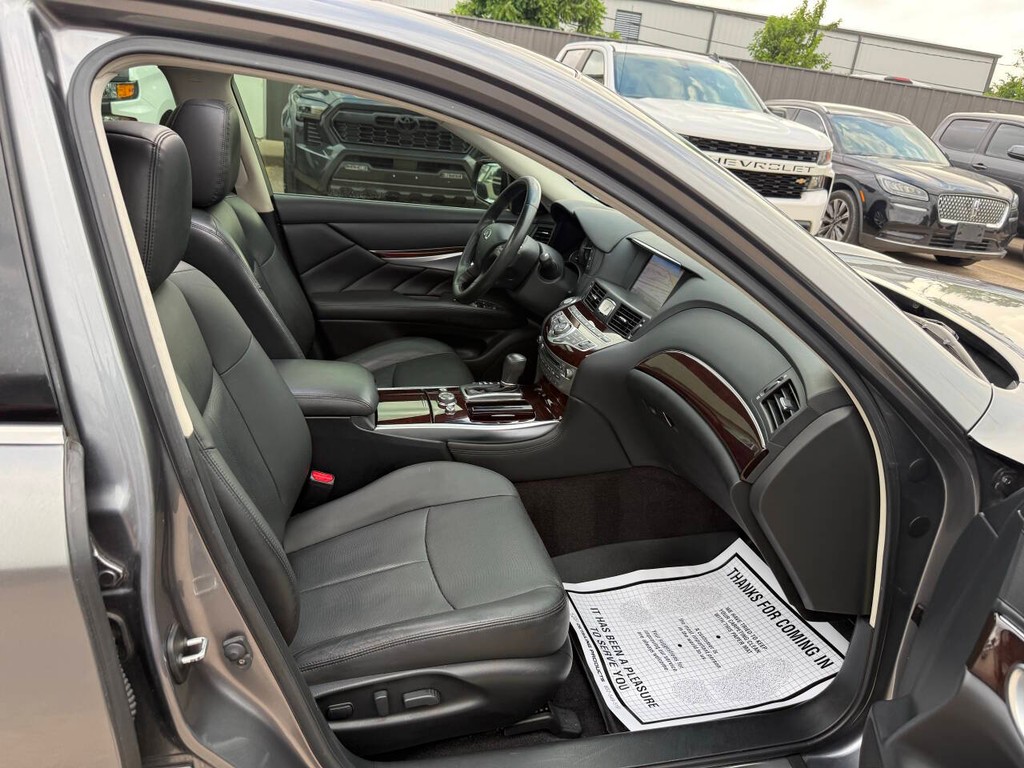 INFINITI Q70 Vehicle Full-screen Gallery Image 10