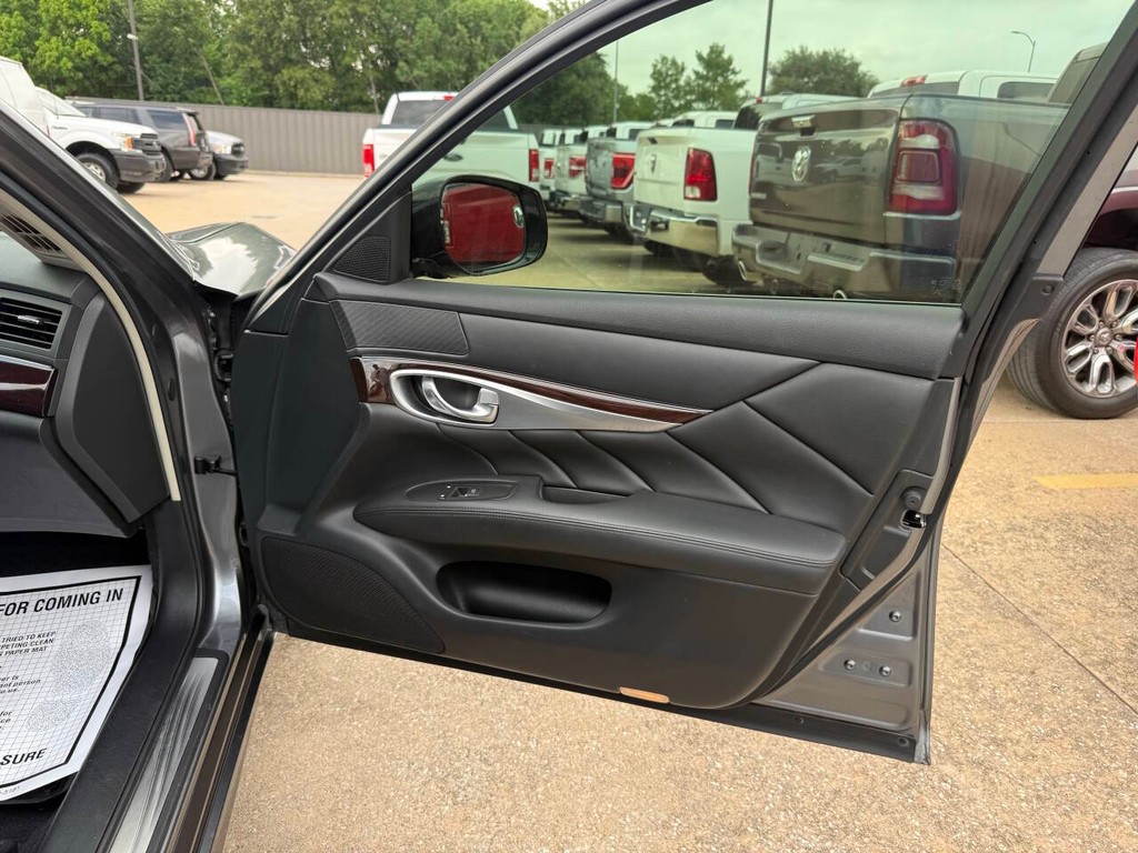 INFINITI Q70 Vehicle Full-screen Gallery Image 11