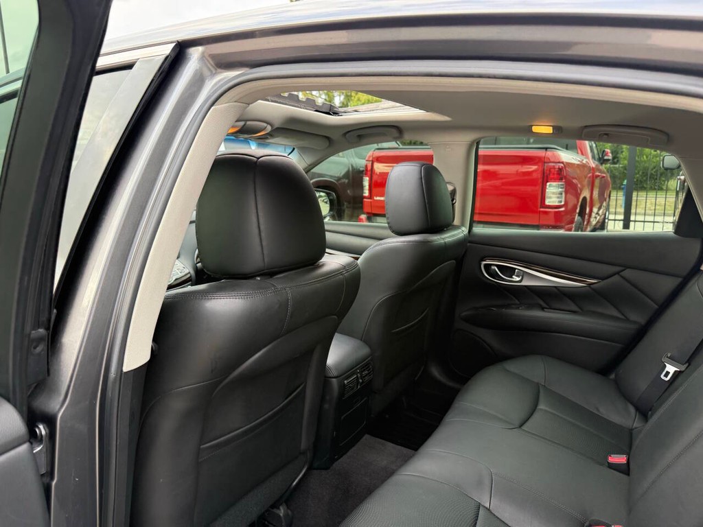 INFINITI Q70 Vehicle Full-screen Gallery Image 12