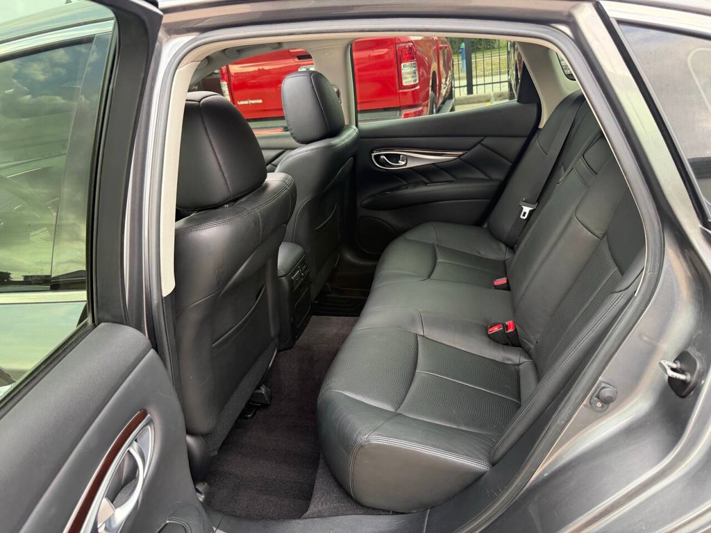 INFINITI Q70 Vehicle Full-screen Gallery Image 13