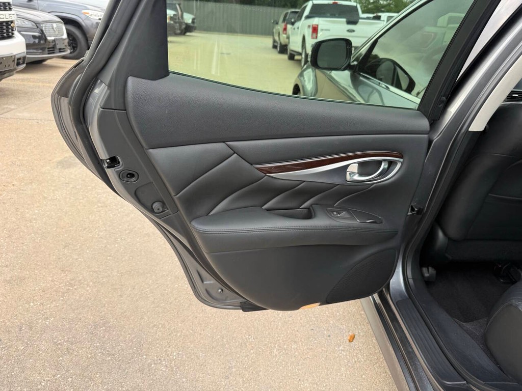 INFINITI Q70 Vehicle Full-screen Gallery Image 14