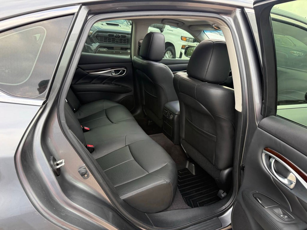 INFINITI Q70 Vehicle Full-screen Gallery Image 15