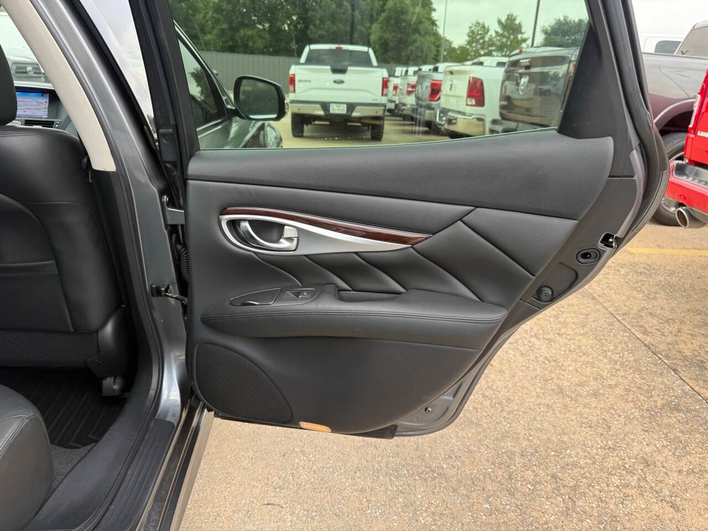 INFINITI Q70 Vehicle Full-screen Gallery Image 16