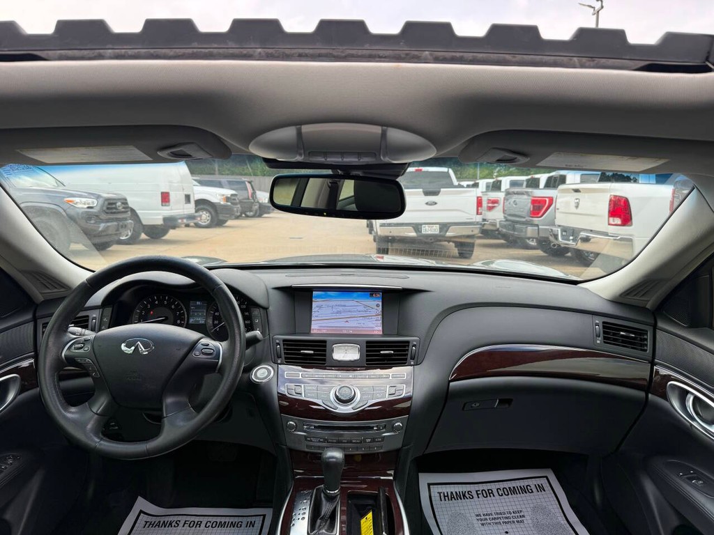 INFINITI Q70 Vehicle Full-screen Gallery Image 17