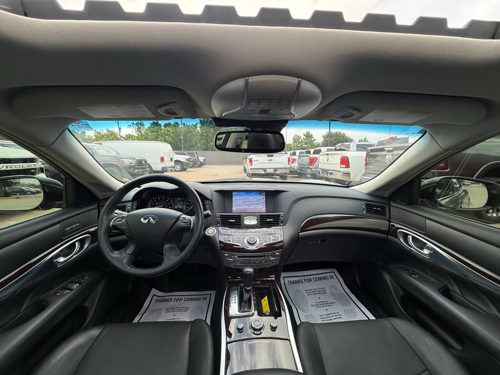 INFINITI Q70 Vehicle Full-screen Gallery Image 18