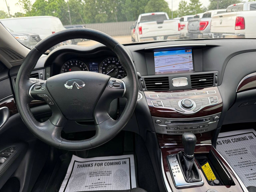 INFINITI Q70 Vehicle Full-screen Gallery Image 19