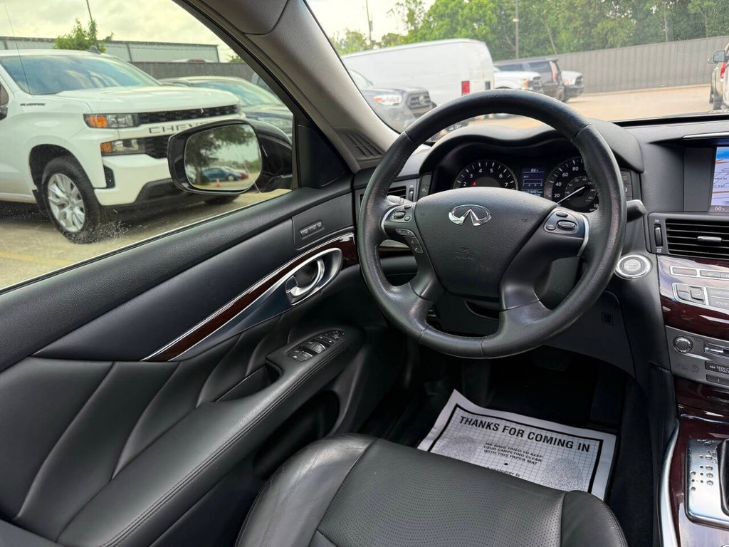 INFINITI Q70 Vehicle Full-screen Gallery Image 20