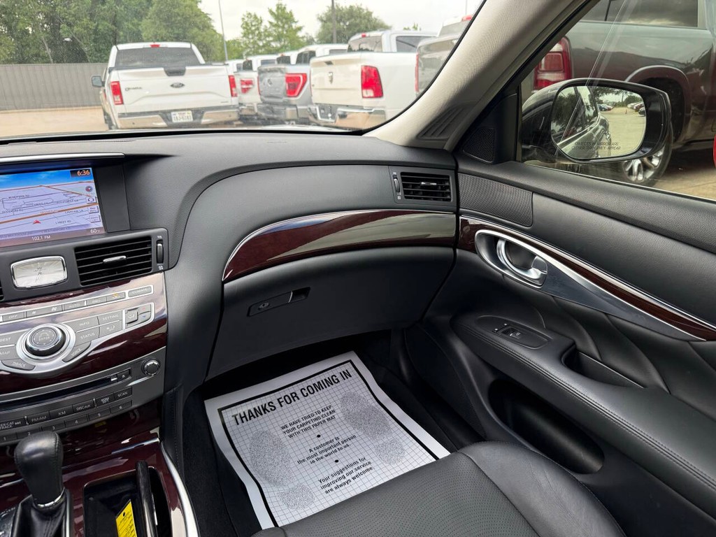 INFINITI Q70 Vehicle Full-screen Gallery Image 21