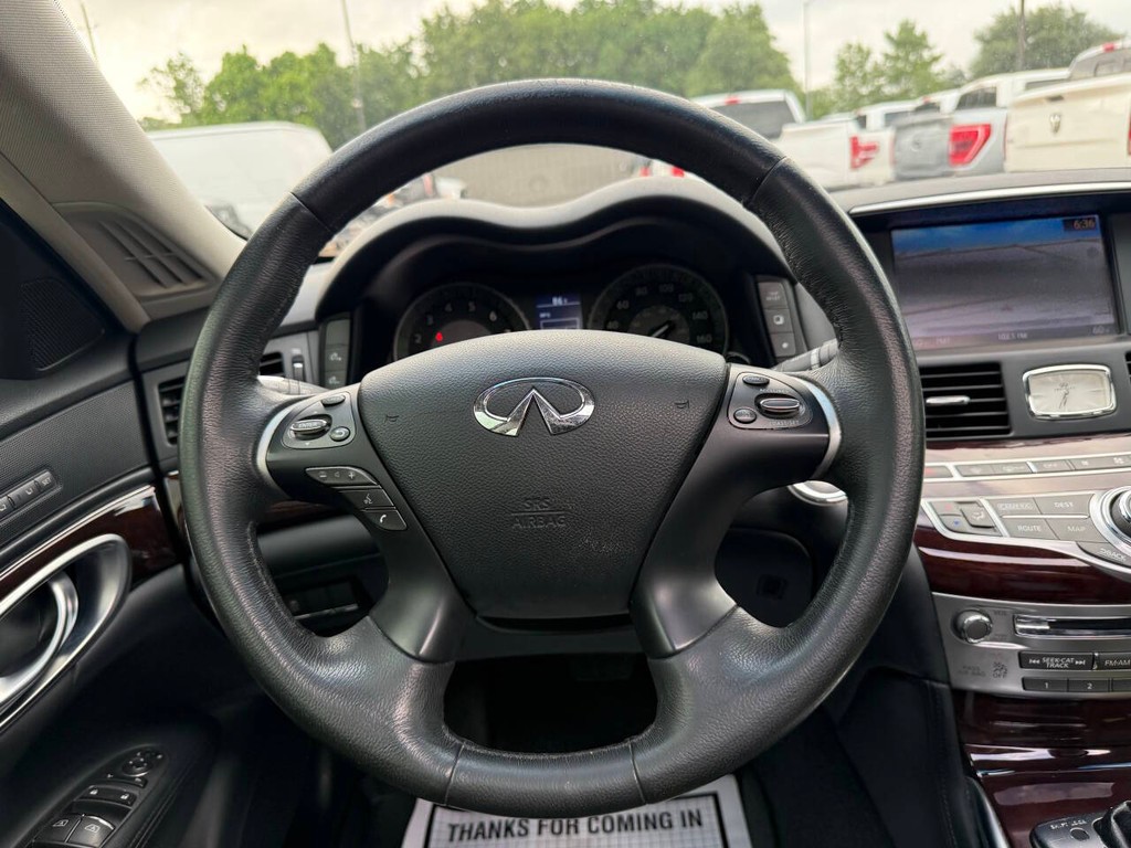 INFINITI Q70 Vehicle Full-screen Gallery Image 22