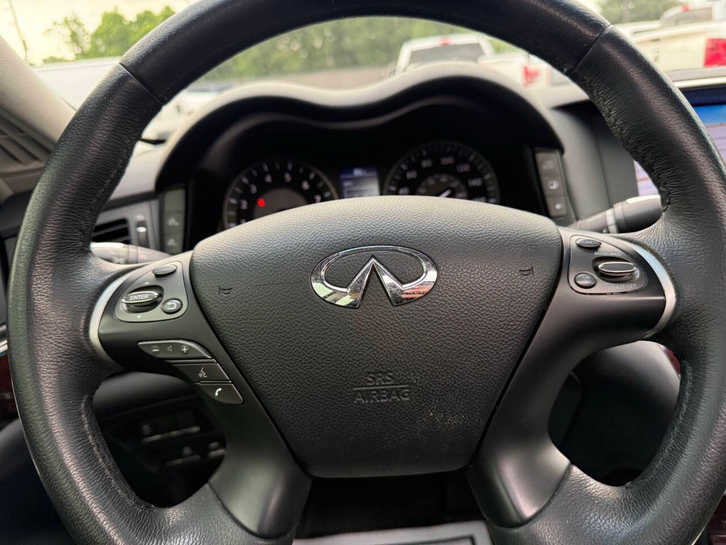 INFINITI Q70 Vehicle Full-screen Gallery Image 23