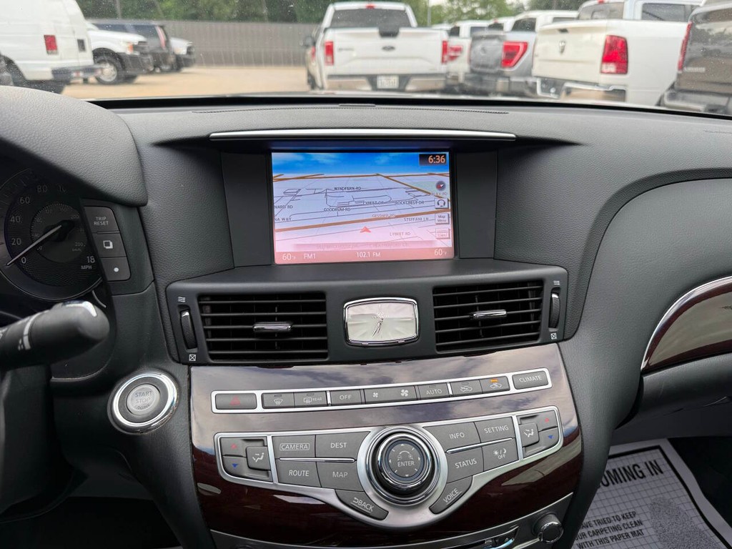 INFINITI Q70 Vehicle Full-screen Gallery Image 24