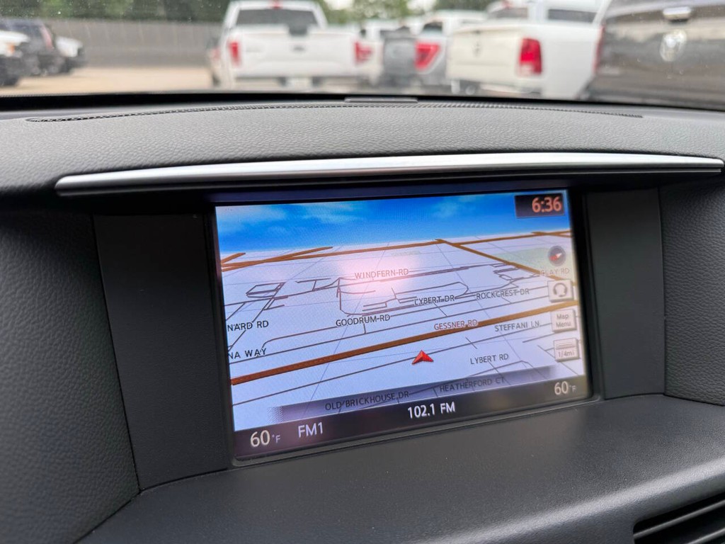 INFINITI Q70 Vehicle Full-screen Gallery Image 25