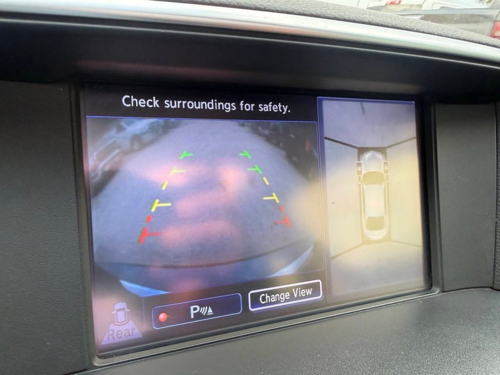 INFINITI Q70 Vehicle Full-screen Gallery Image 26