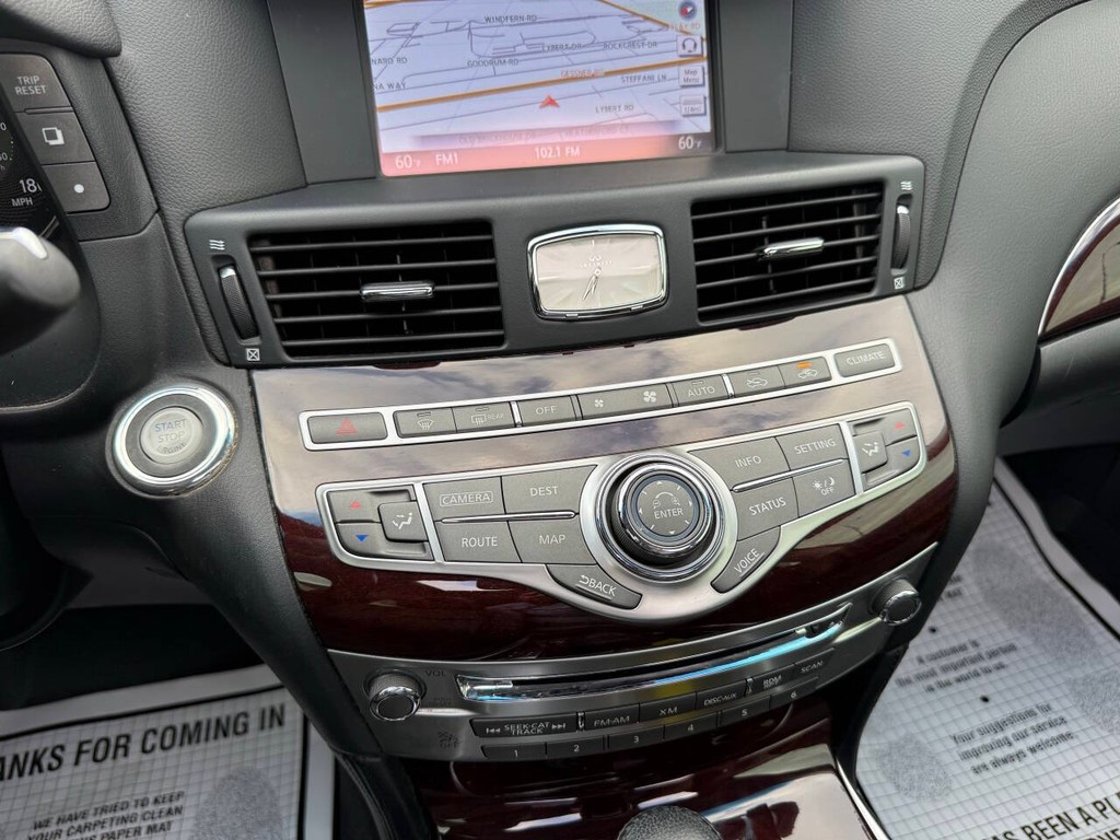 INFINITI Q70 Vehicle Full-screen Gallery Image 27