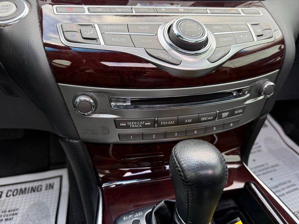 INFINITI Q70 Vehicle Full-screen Gallery Image 28
