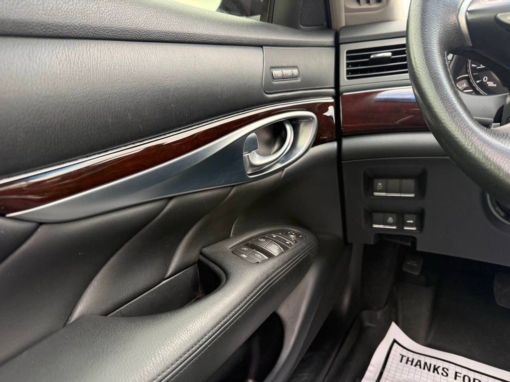 INFINITI Q70 Vehicle Full-screen Gallery Image 30