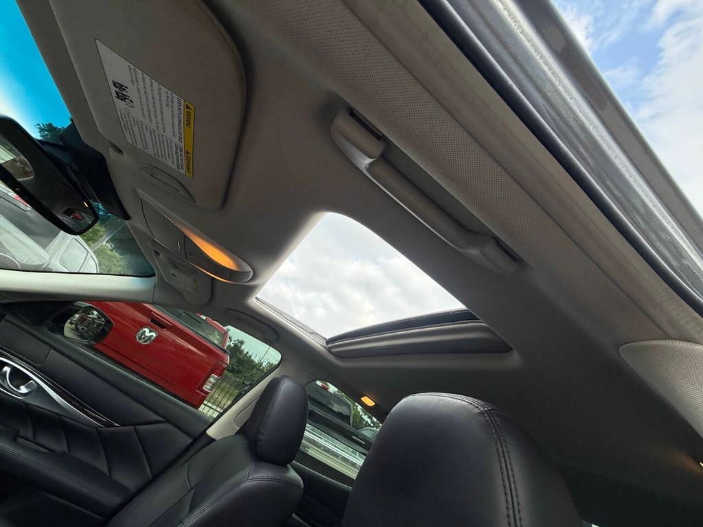 INFINITI Q70 Vehicle Full-screen Gallery Image 31