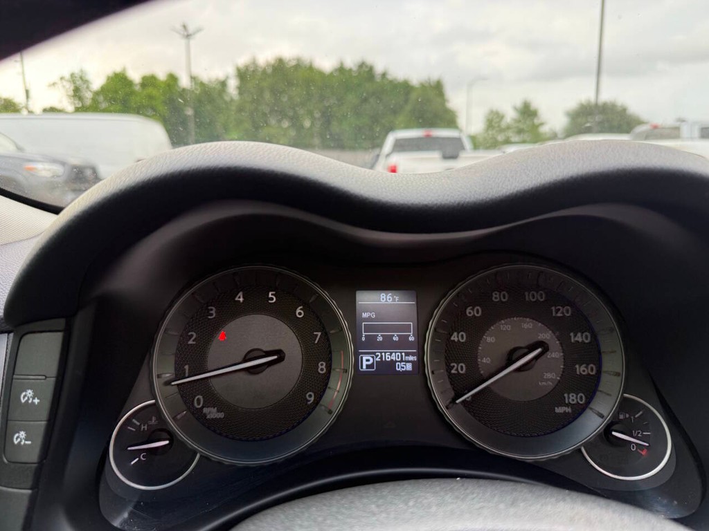 INFINITI Q70 Vehicle Full-screen Gallery Image 32