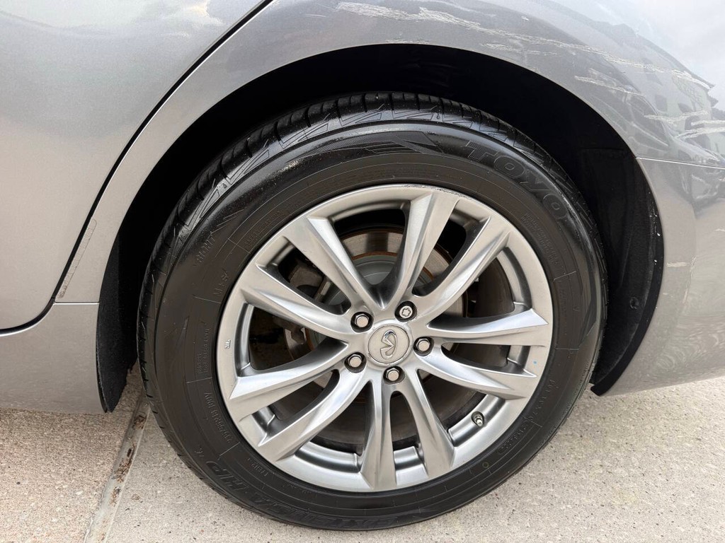 INFINITI Q70 Vehicle Full-screen Gallery Image 38