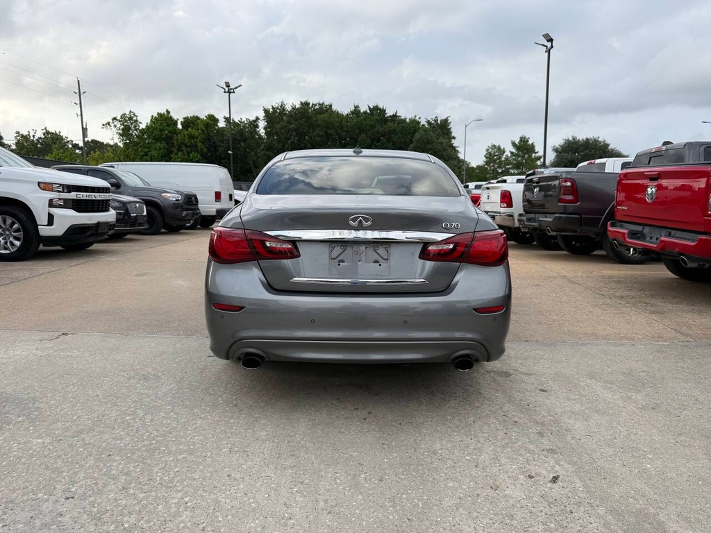 INFINITI Q70 Vehicle Full-screen Gallery Image 39