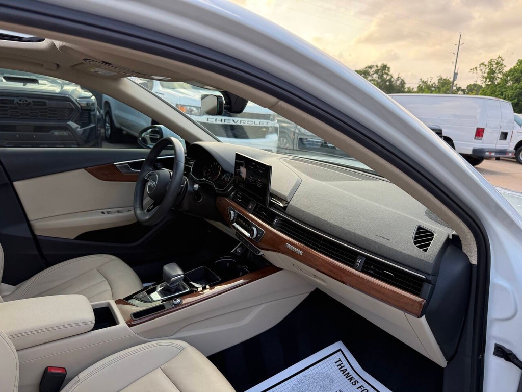 Audi A4 Sedan Vehicle Full-screen Gallery Image 08