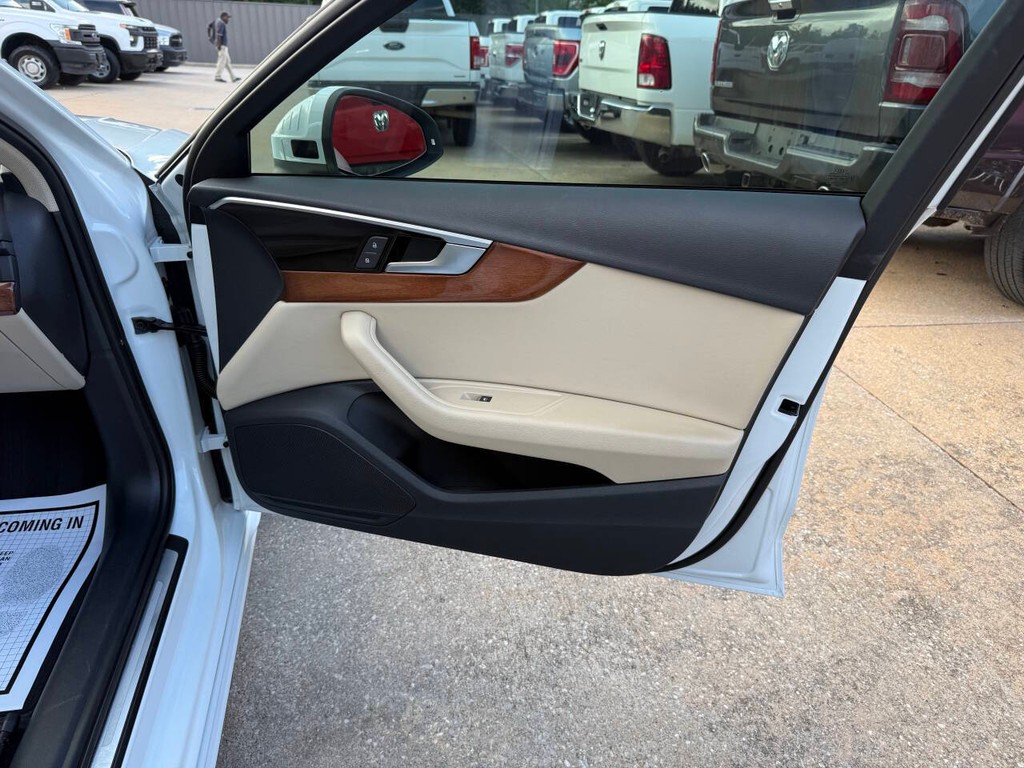 Audi A4 Sedan Vehicle Full-screen Gallery Image 11