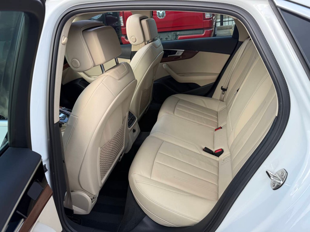 Audi A4 Sedan Vehicle Full-screen Gallery Image 12