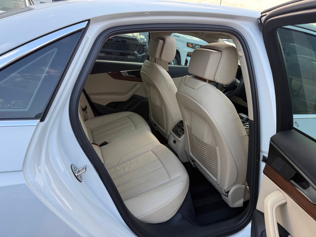 Audi A4 Sedan Vehicle Full-screen Gallery Image 14