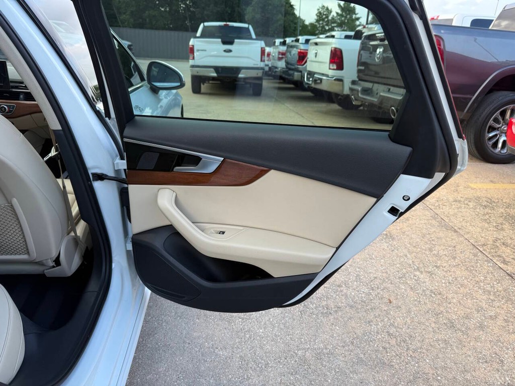 Audi A4 Sedan Vehicle Full-screen Gallery Image 15