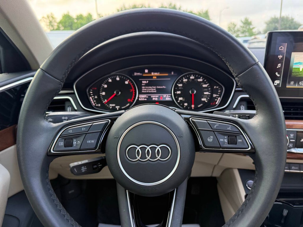 Audi A4 Sedan Vehicle Full-screen Gallery Image 22