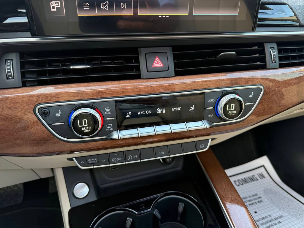 Audi A4 Sedan Vehicle Full-screen Gallery Image 25