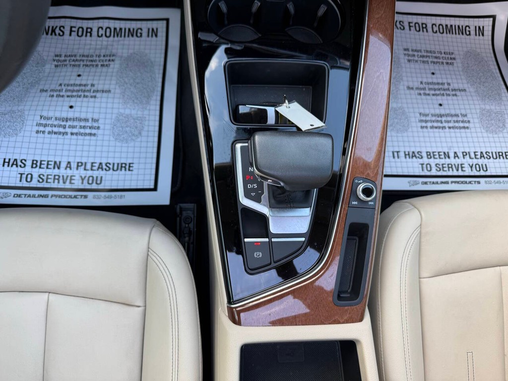 Audi A4 Sedan Vehicle Full-screen Gallery Image 27