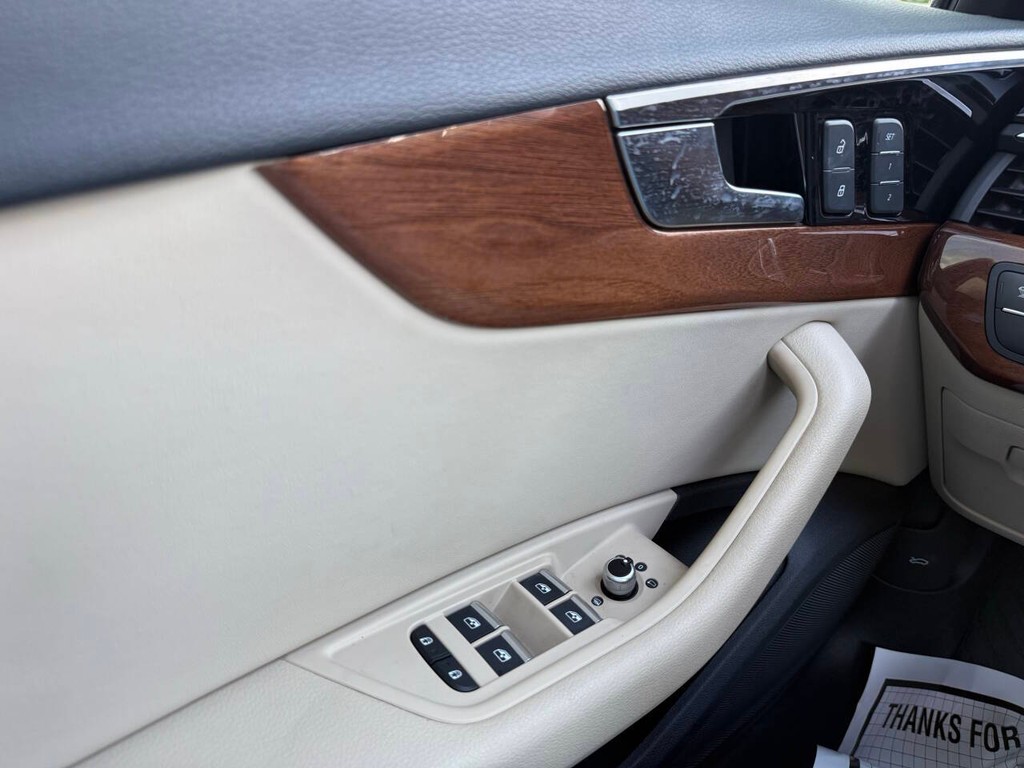 Audi A4 Sedan Vehicle Full-screen Gallery Image 29