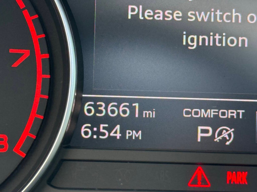 Audi A4 Sedan Vehicle Full-screen Gallery Image 31
