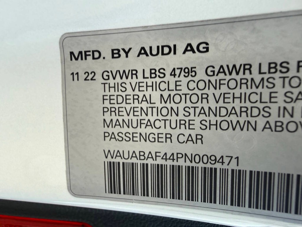 Audi A4 Sedan Vehicle Full-screen Gallery Image 32