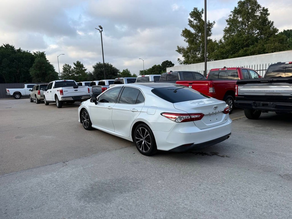 Toyota Camry Vehicle Full-screen Gallery Image 04