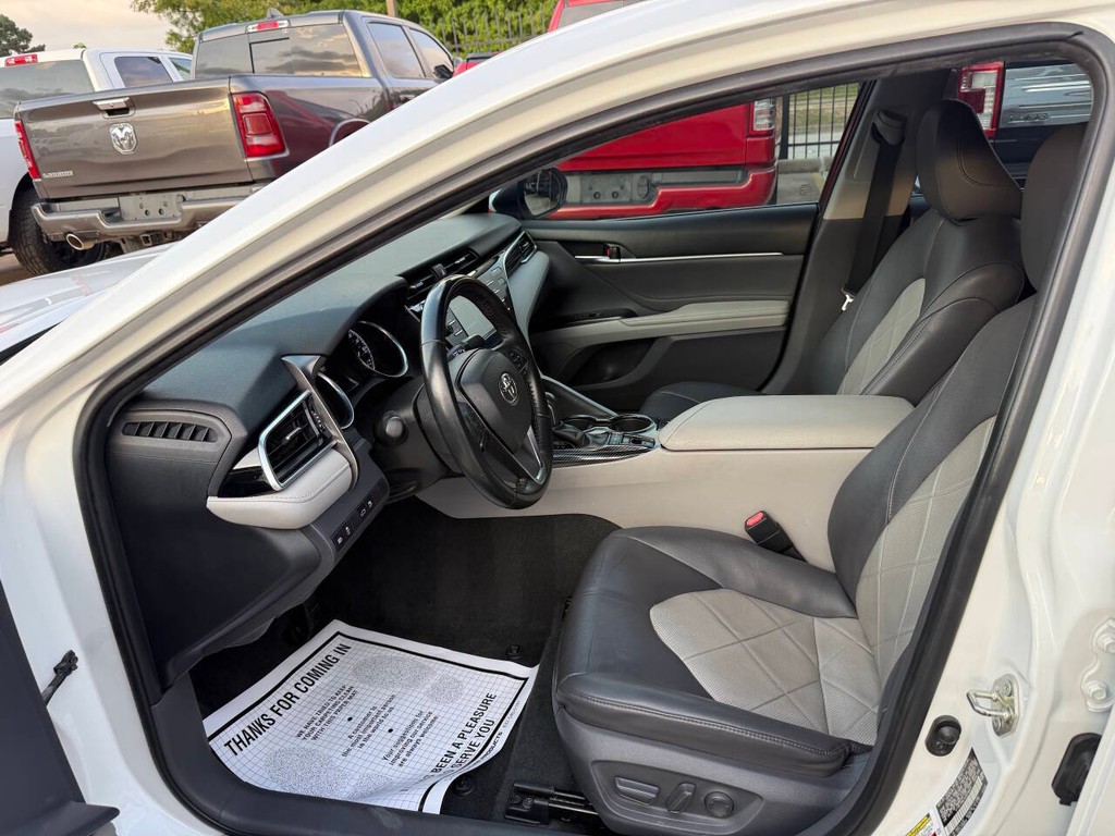 Toyota Camry Vehicle Full-screen Gallery Image 07