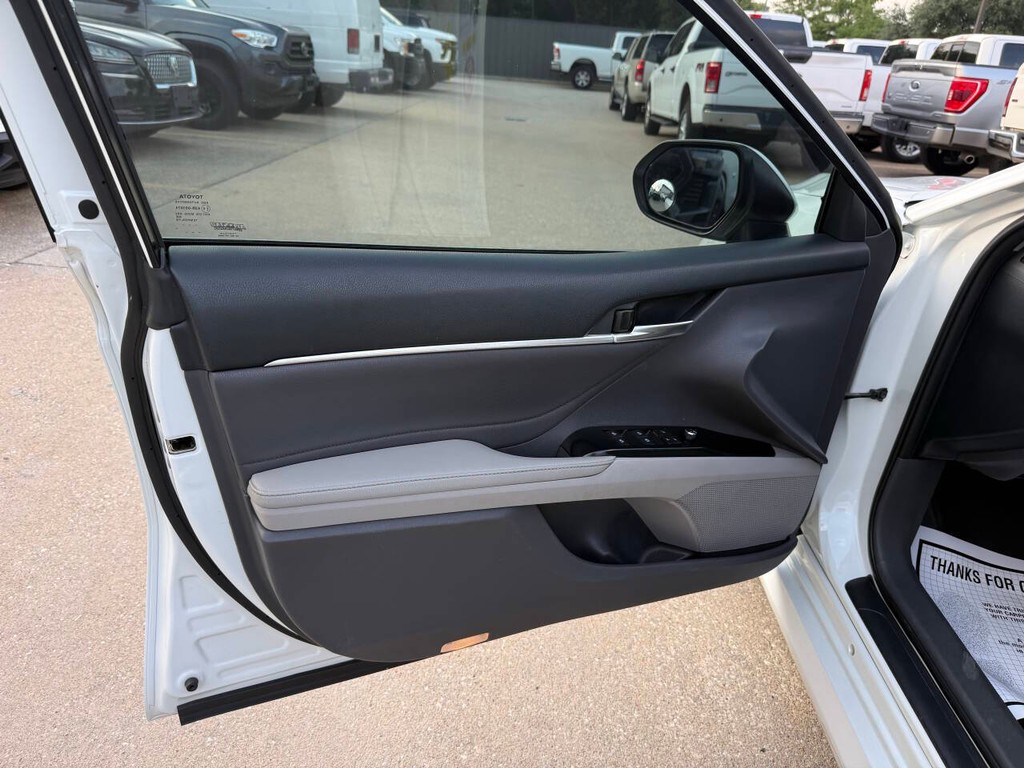 Toyota Camry Vehicle Full-screen Gallery Image 08