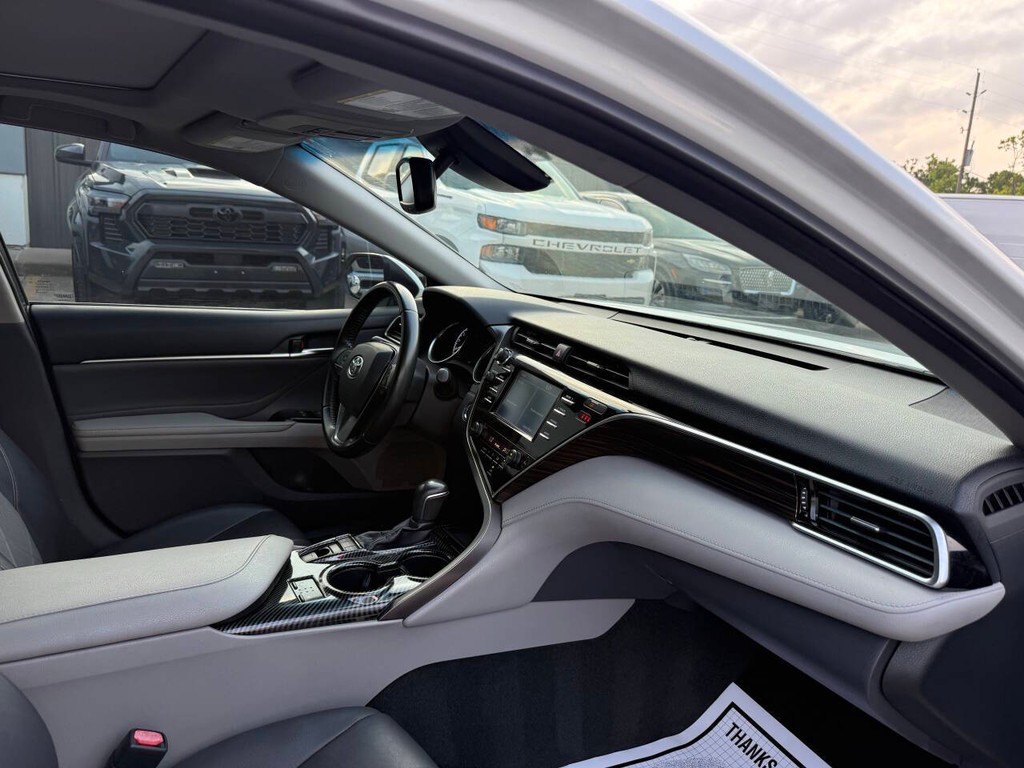 Toyota Camry Vehicle Full-screen Gallery Image 09