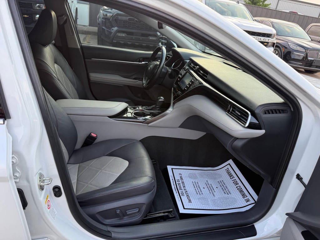 Toyota Camry Vehicle Full-screen Gallery Image 10